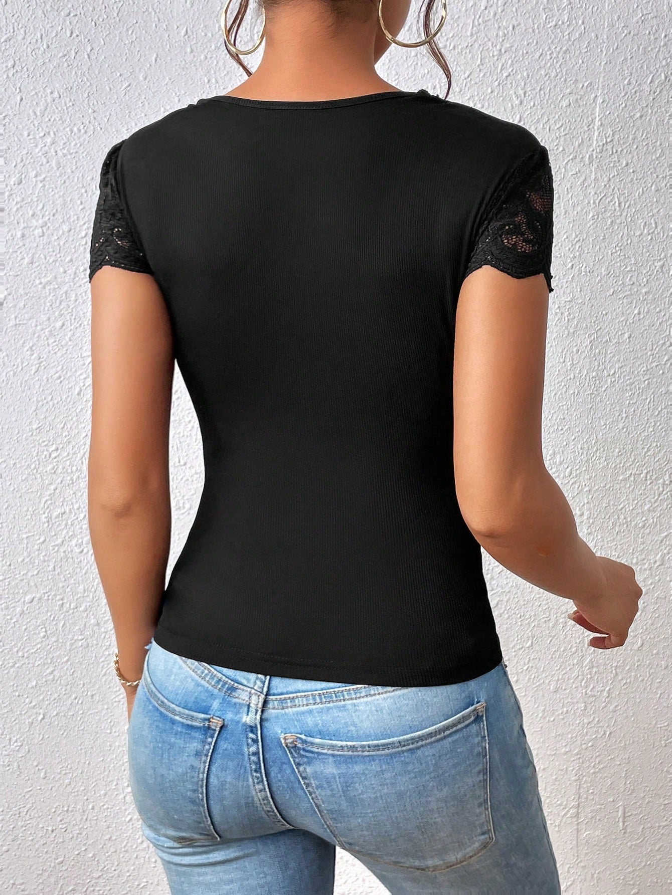 Elegante Vrouwelijke Top Met Ruches En Klassieke Schoolkraag